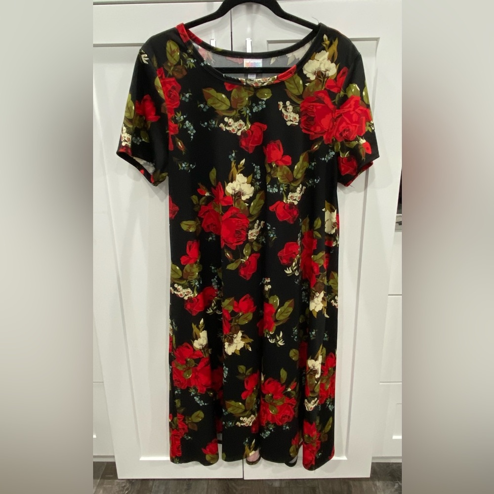 Large LulaRoe Jessie Scuba Fabric w/ pockets. EUC. Black with Red Roses